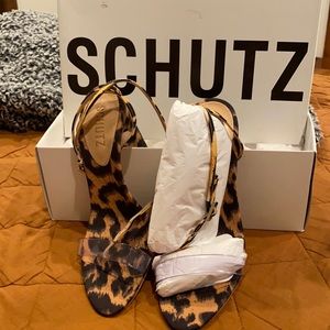 Schutz NEVER WORN leopard print block heel